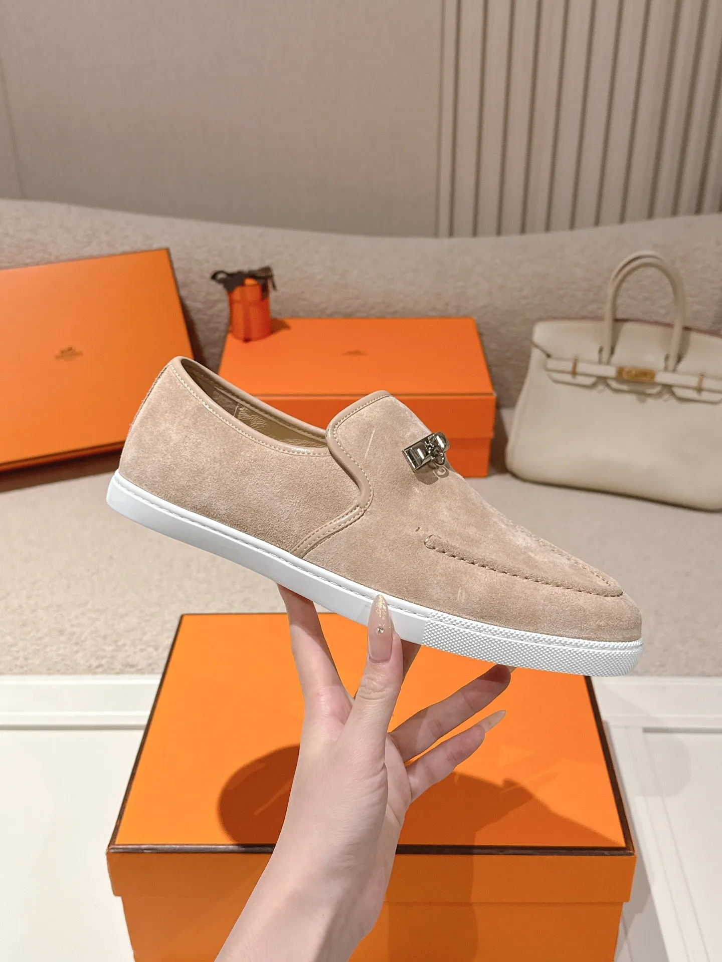 Men's Men's Shoes 600💰 Hermes# Couple Studded Loafers Calfskin and suede goatskin lace-up free sneakers with signature "H" detail. The design is simple and smooth, creating a fashionable urban look. It is comfortable and versatile. H family classics are not outdated, and the delivery counter is exquisitely packaged🛍📦 Fabric: Original customized imported first-layer cowhide/cow down Lining: Imported soft sheepskin Sole: Original open-molded anti-slip TPU material Size: 35-45